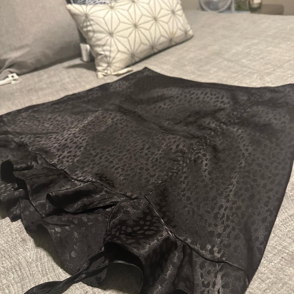 Mid-length black skirt - Picture 2 of 2